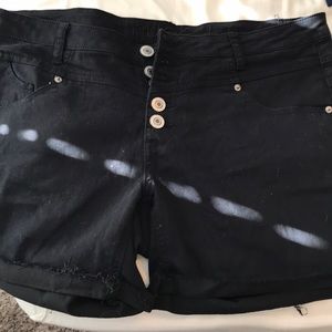High wasted black jean like shorts with buttons.